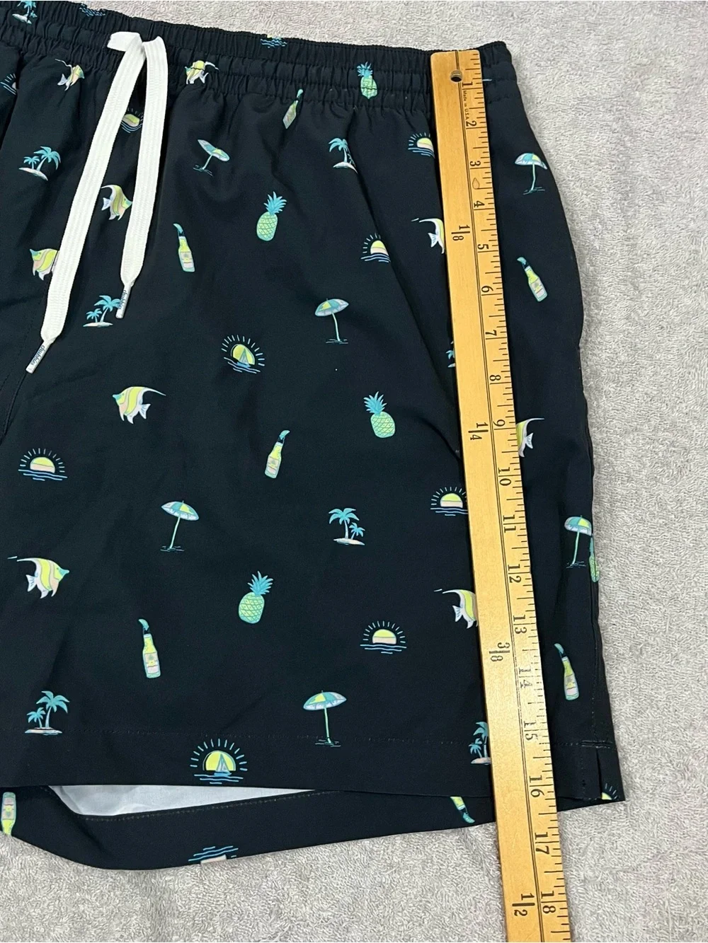 Chubbies Mens XL Swim Trunks Black Pineapple Print 5.5